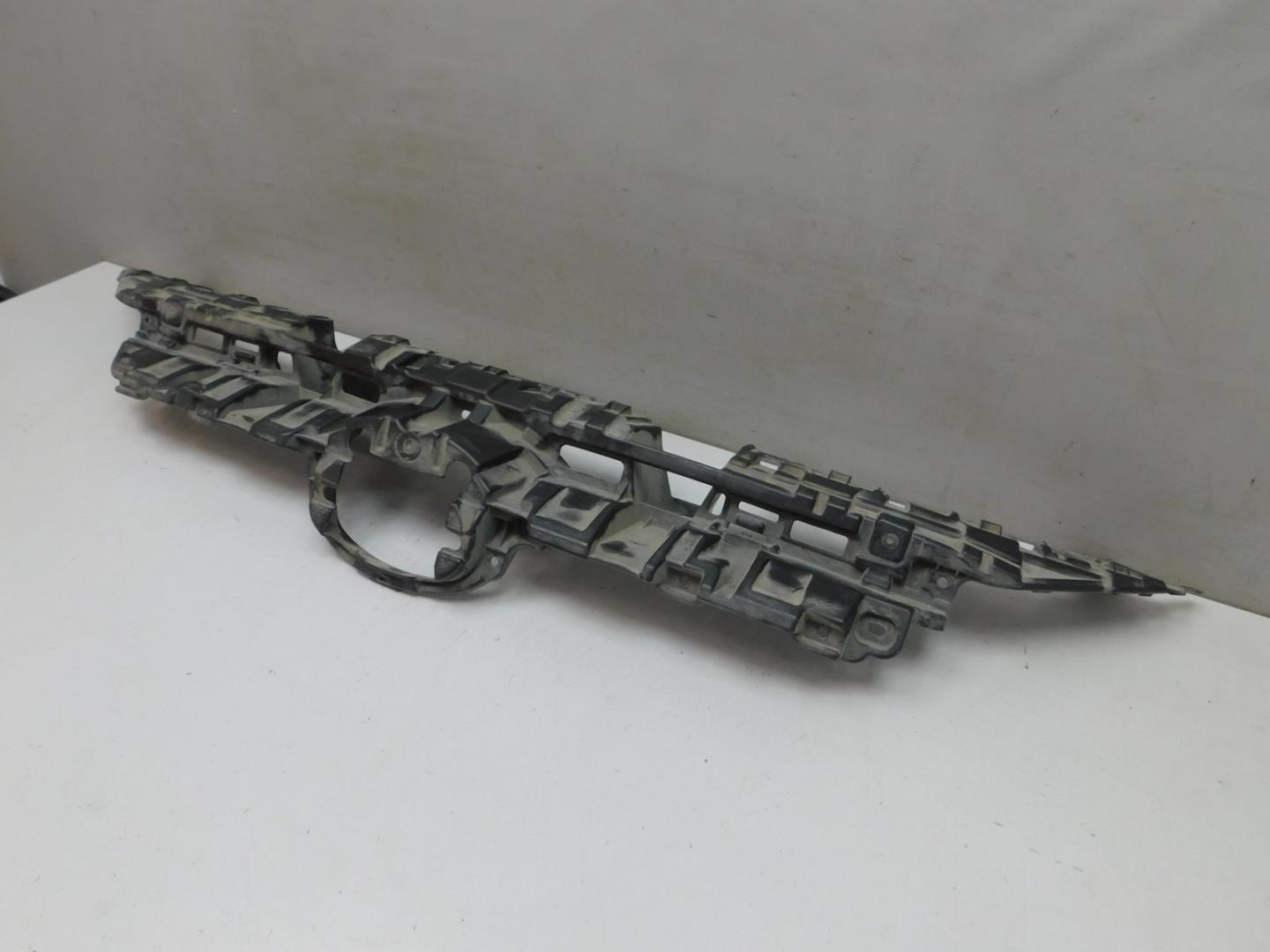 Кронштейн решетки радиатора