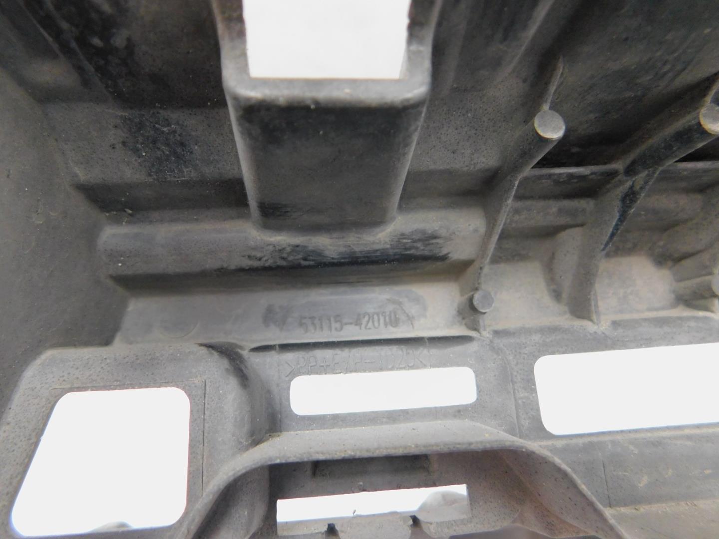 Кронштейн решетки радиатора