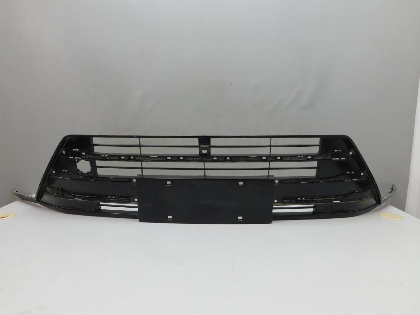 Решетка в бампер центральная