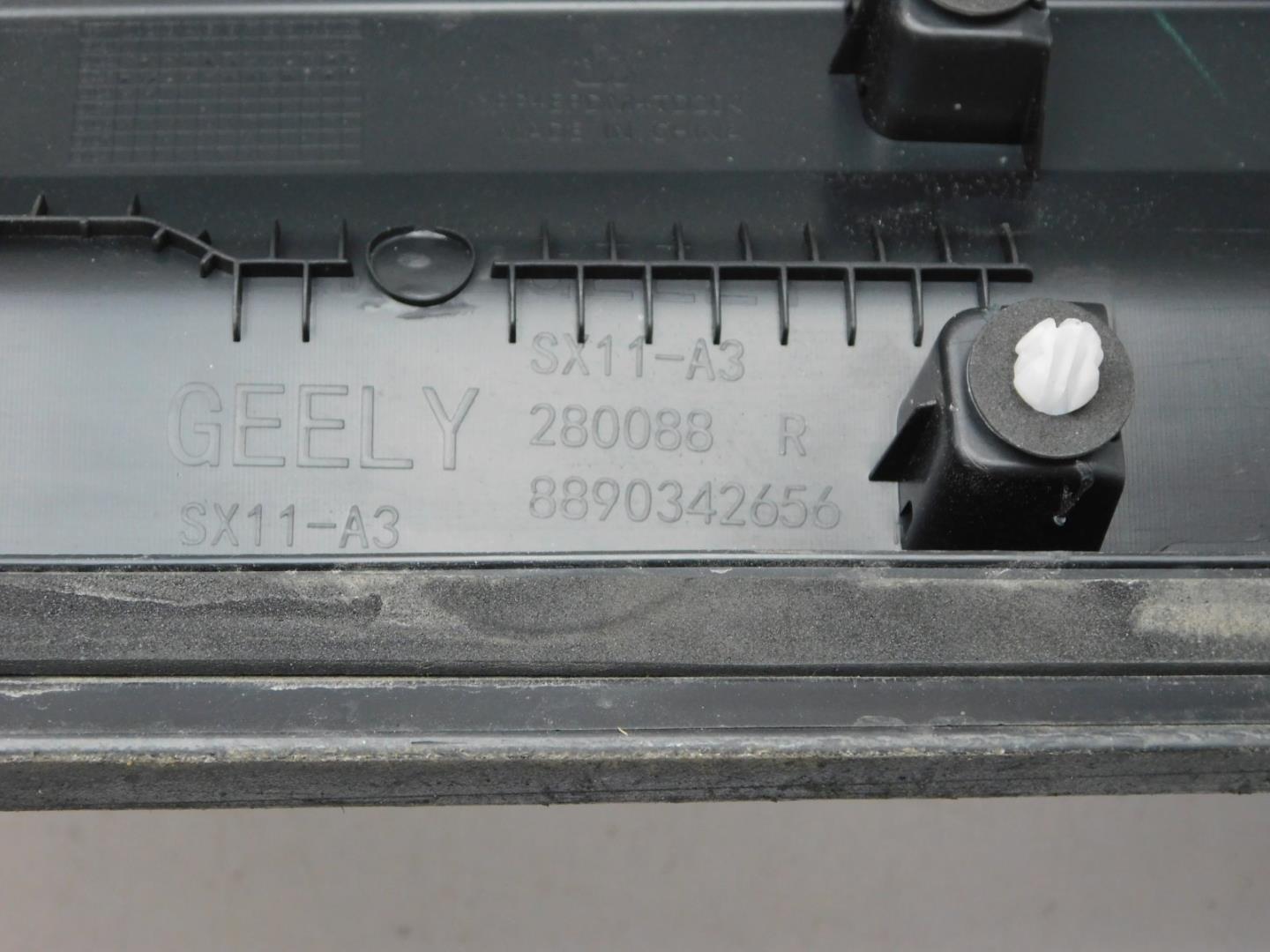 Накладка двери передней правой