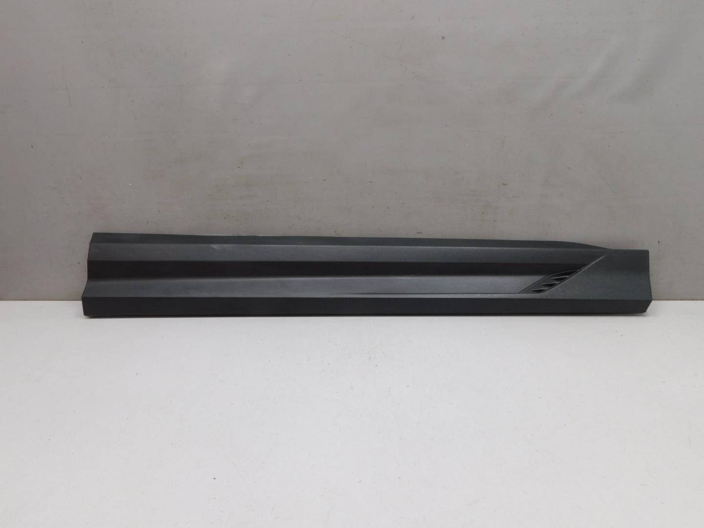 Накладка двери передней правой