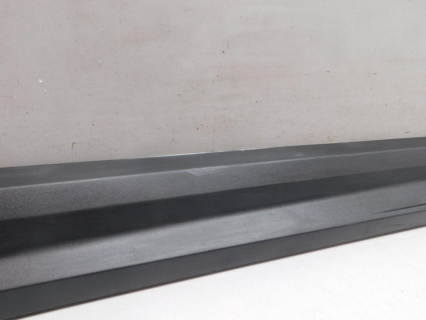 Накладка двери передней правой