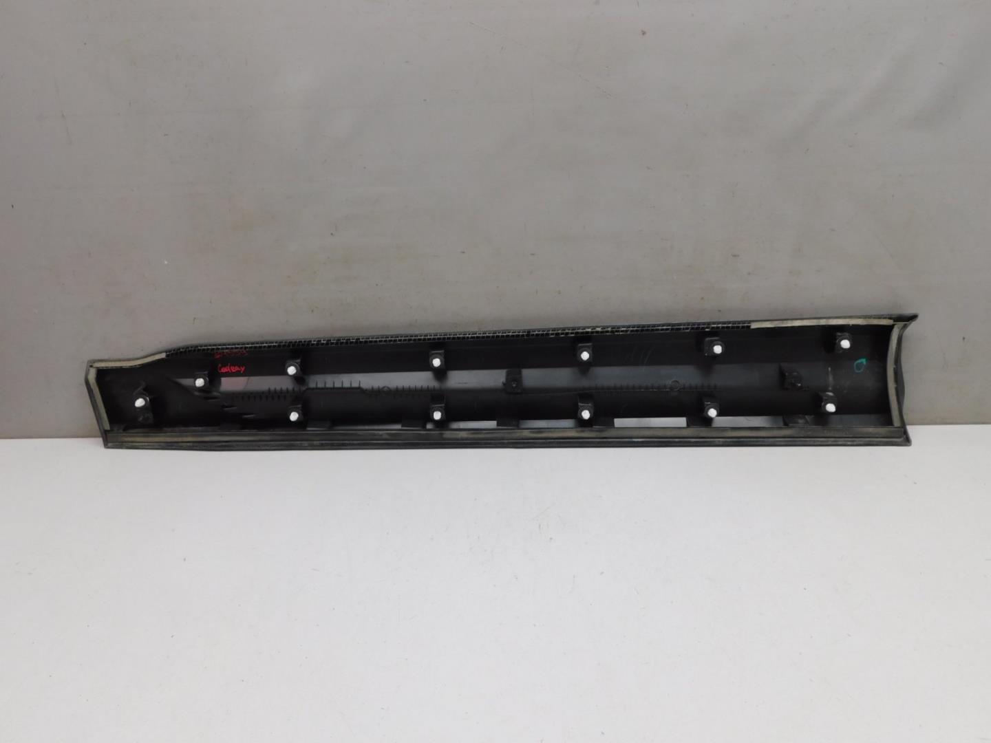 Накладка двери передней правой