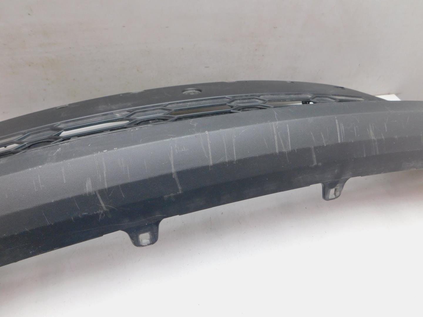 Решетка в бампер центральная