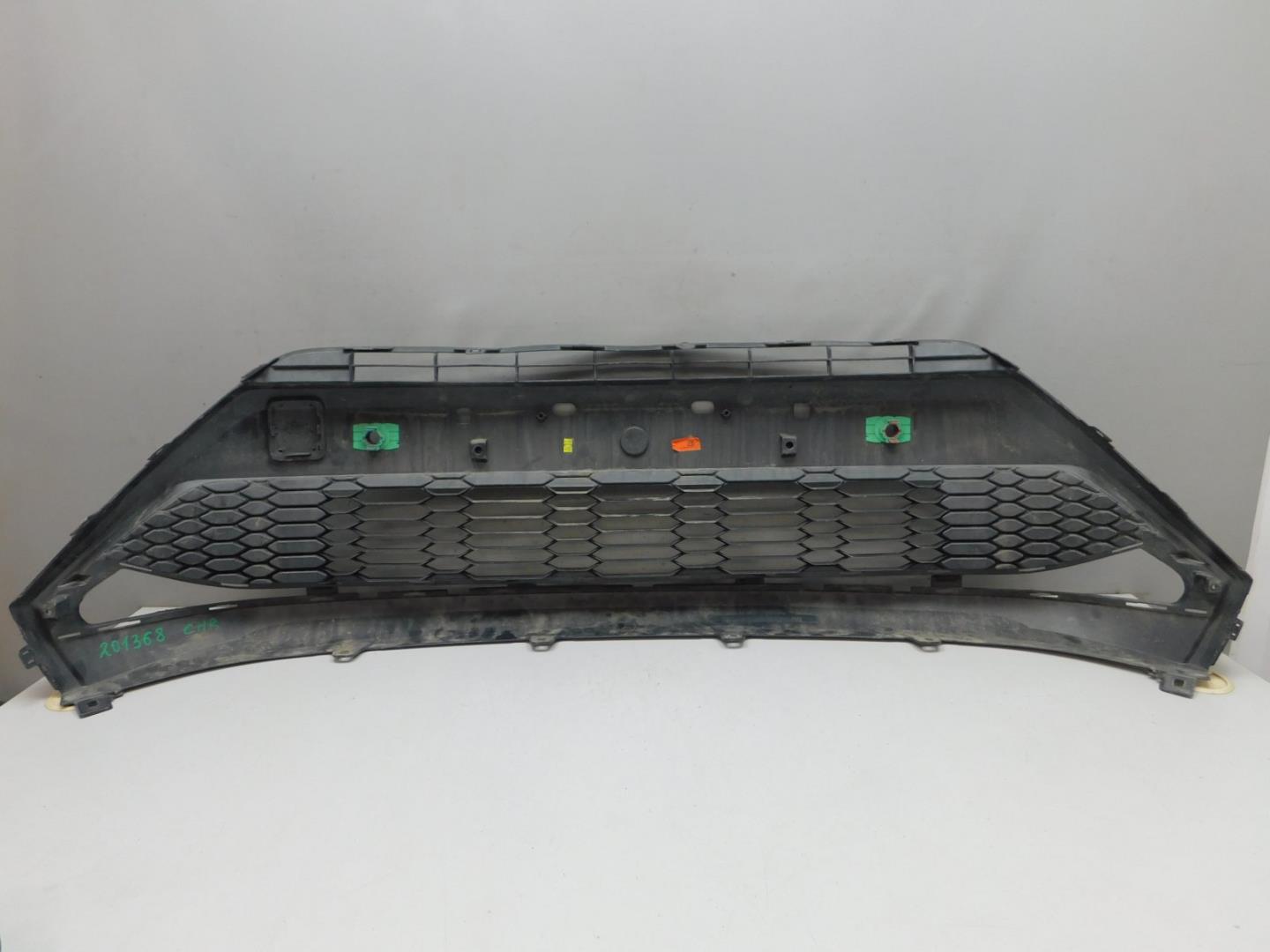 Решетка в бампер центральная