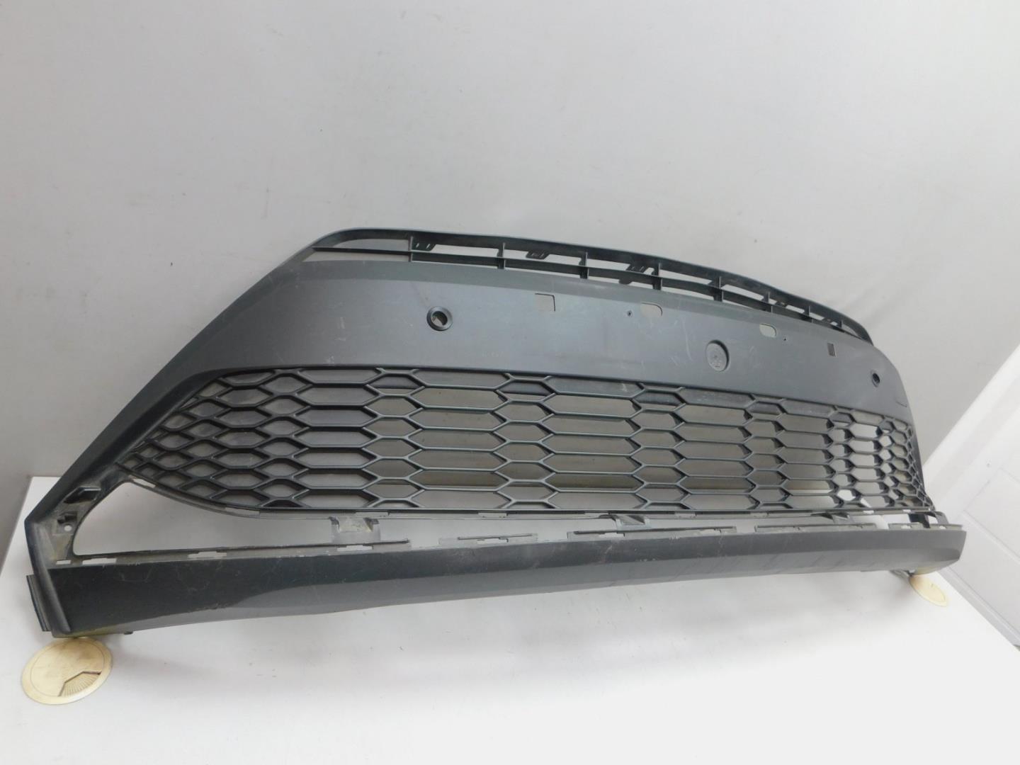 Решетка в бампер центральная