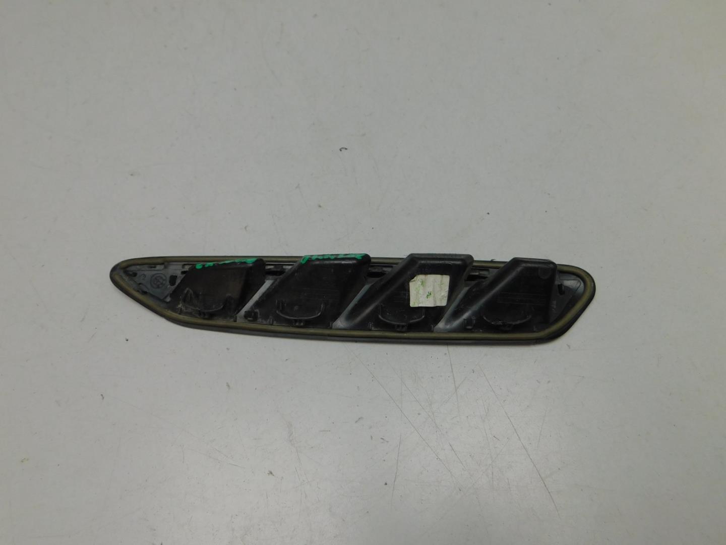 Накладка переднего крыла правого