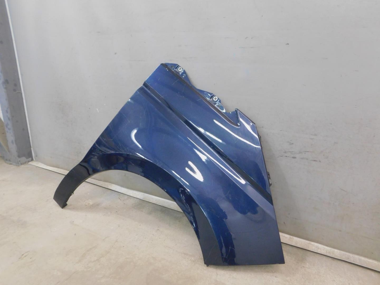 Крыло переднее правое