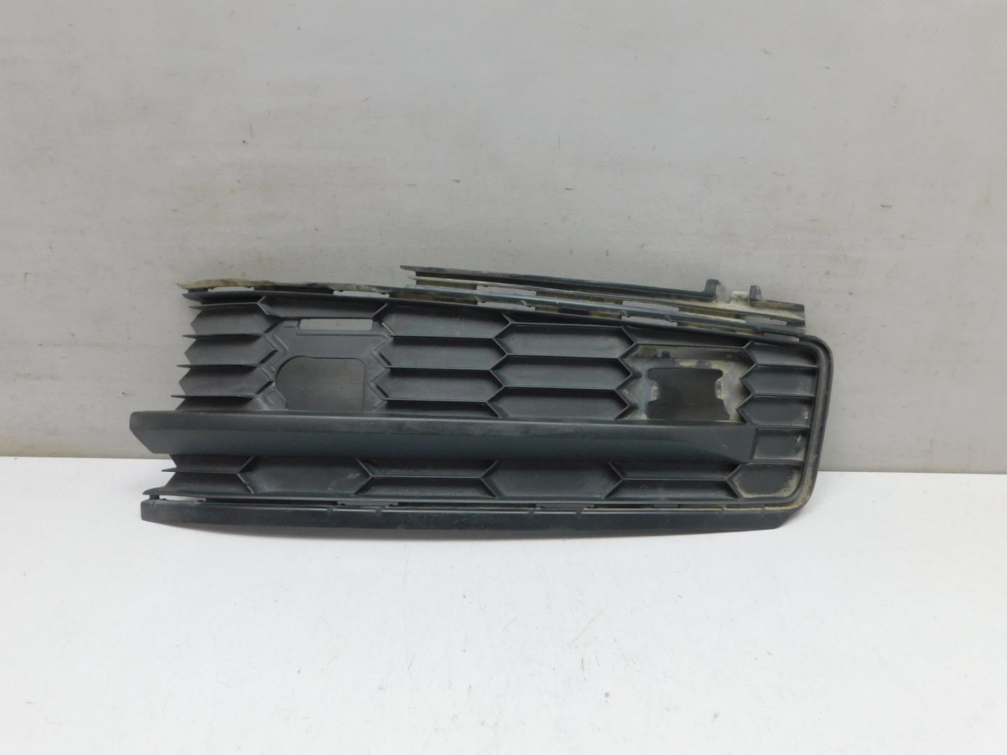 Решетка в бампер правая