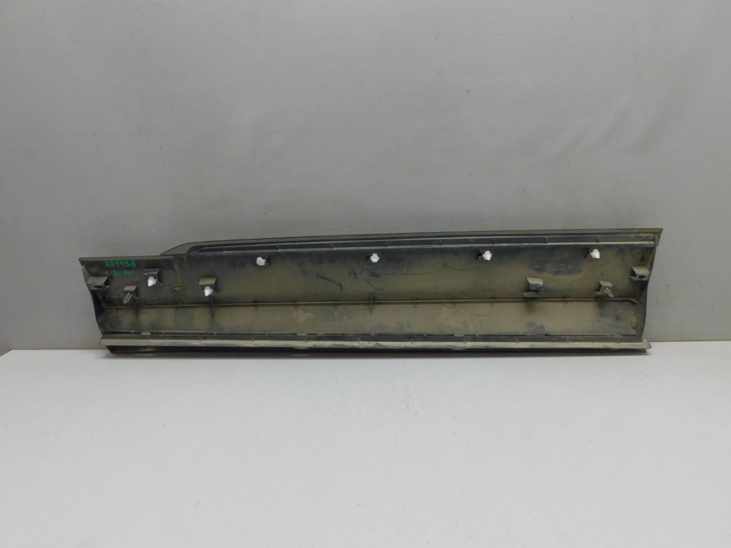 Накладка двери передней правой