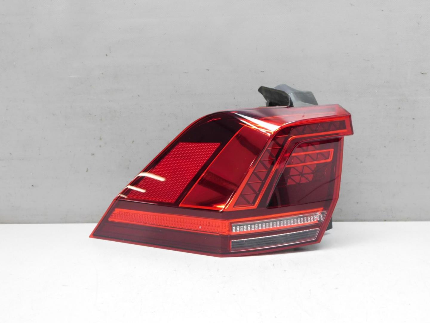 Фонарь задний наружный левый