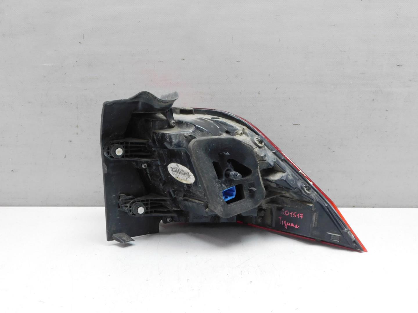 Фонарь задний наружный левый