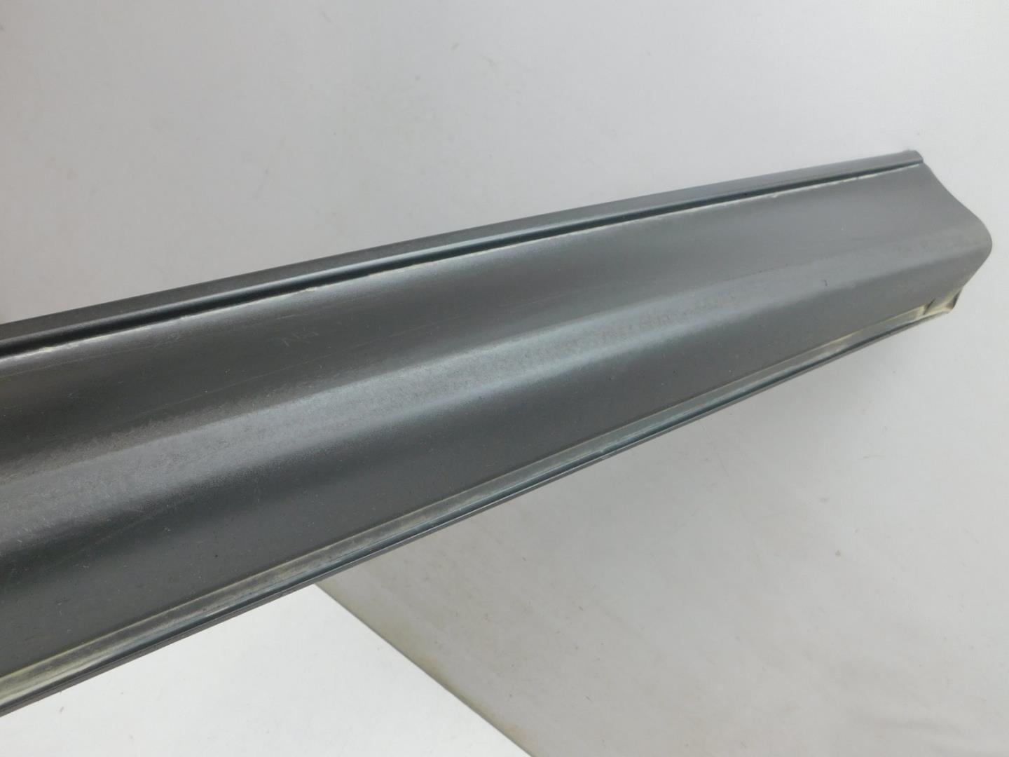 Накладка двери передней правой