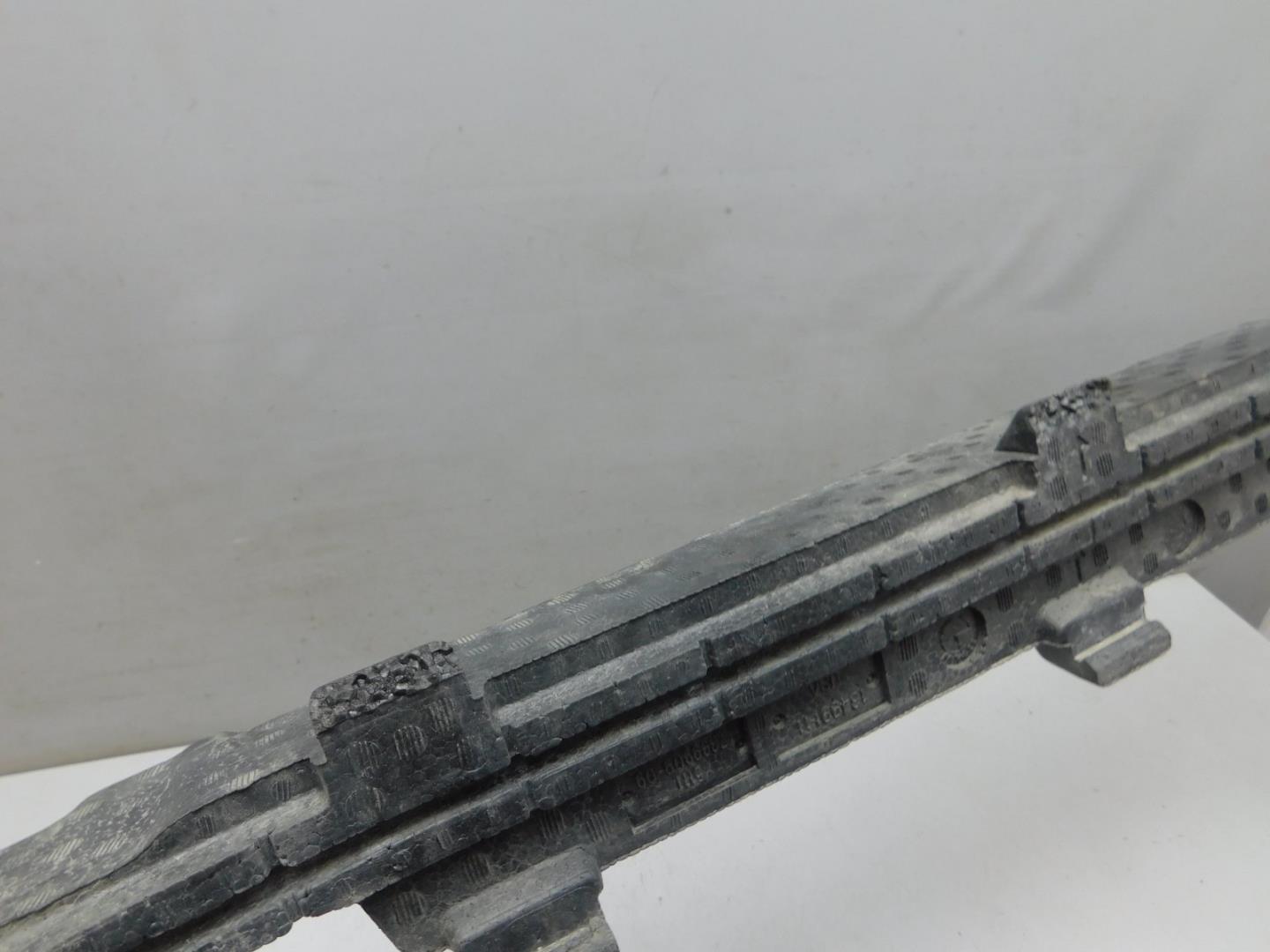 Усилитель переднего бампера