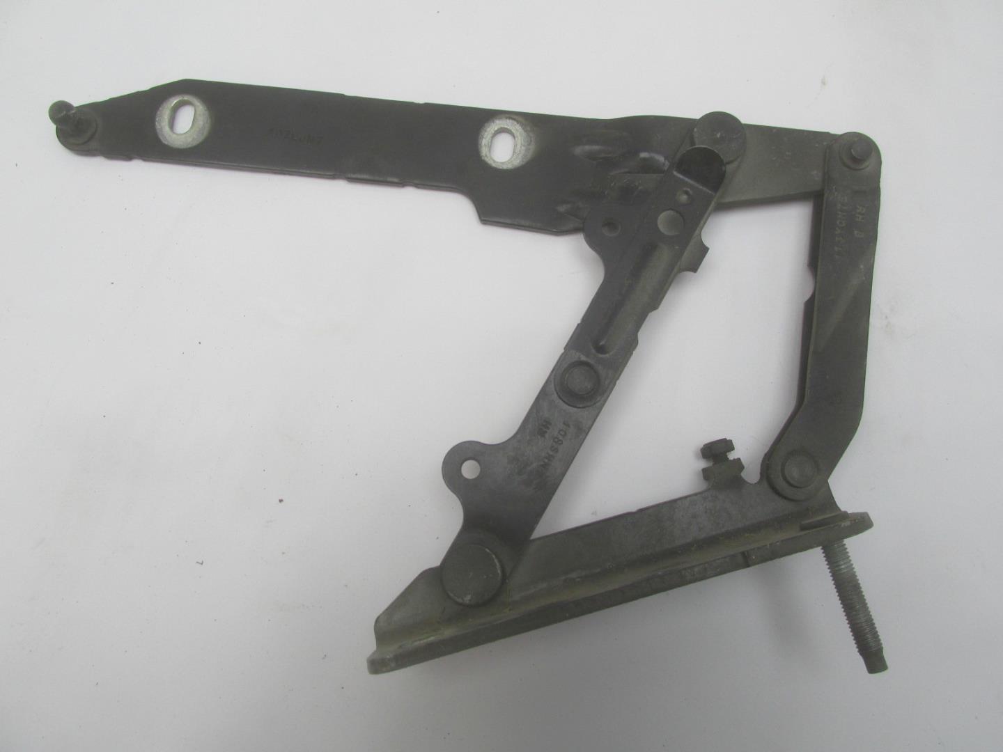 Петля капота правая