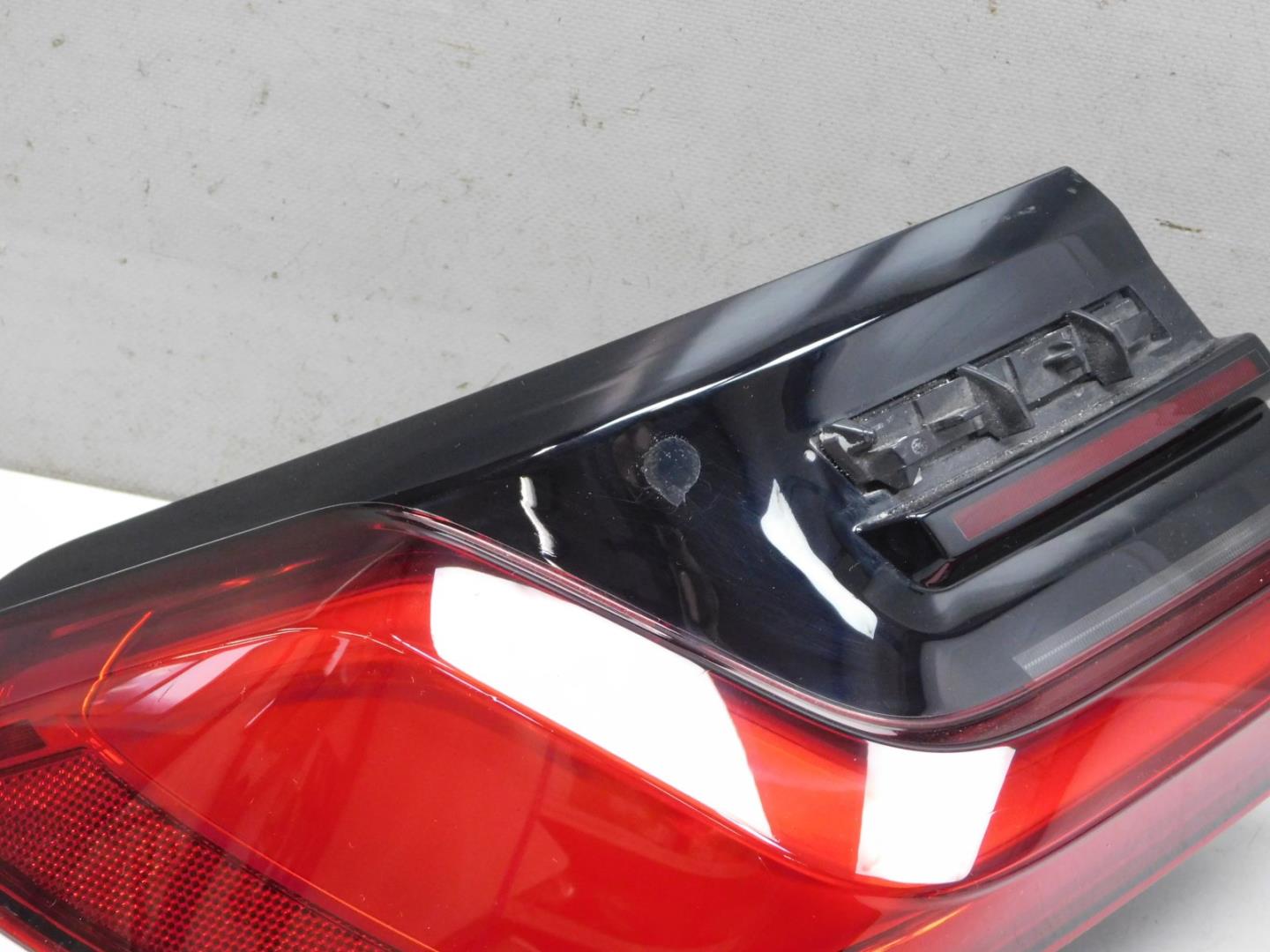 Фонарь задний наружный левый