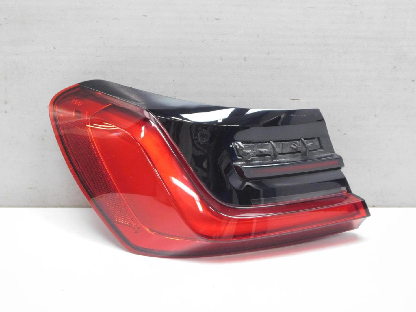 Фонарь задний наружный левый