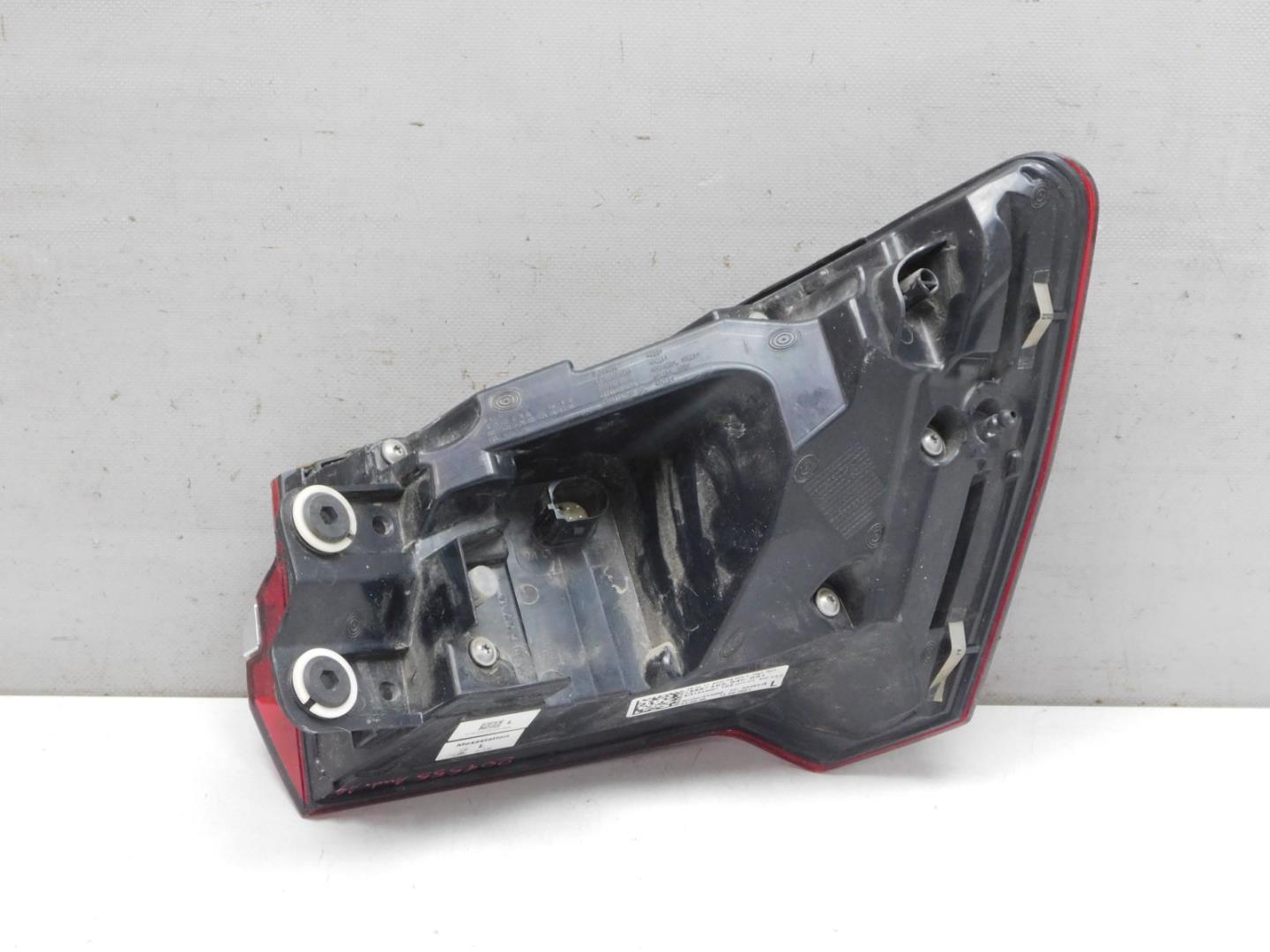 Фонарь задний наружный левый