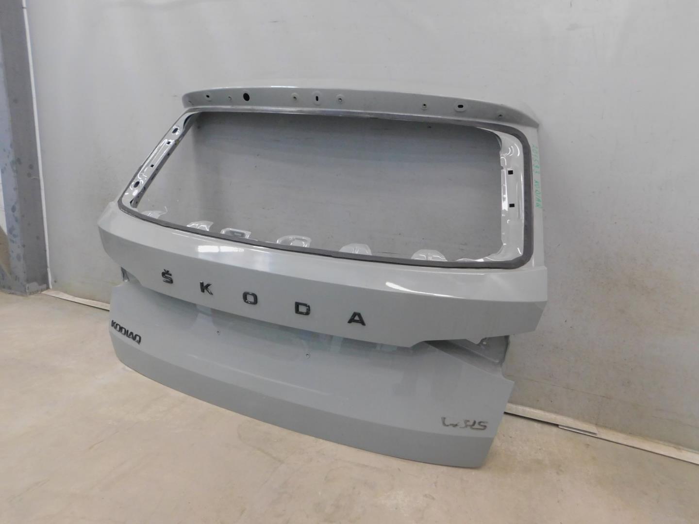 Дверь багажника