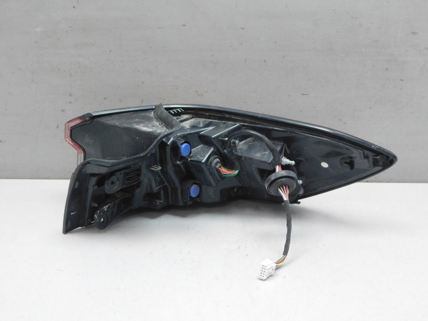 Фонарь задний наружный левый