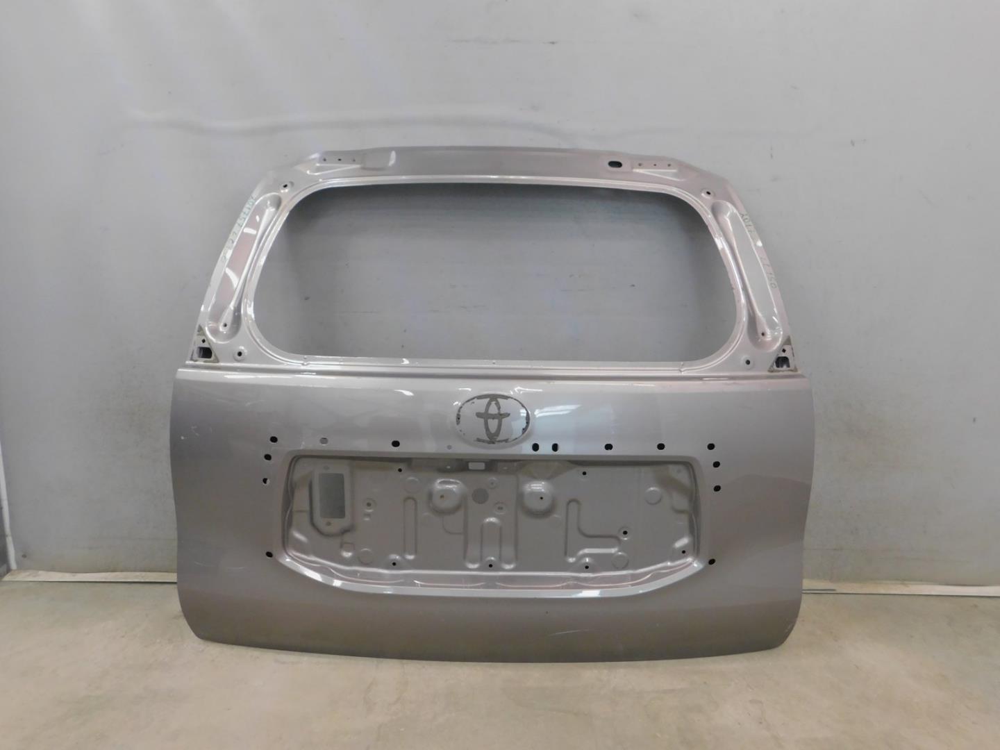 Дверь багажника