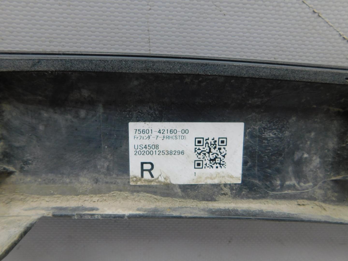 Накладка переднего крыла правого