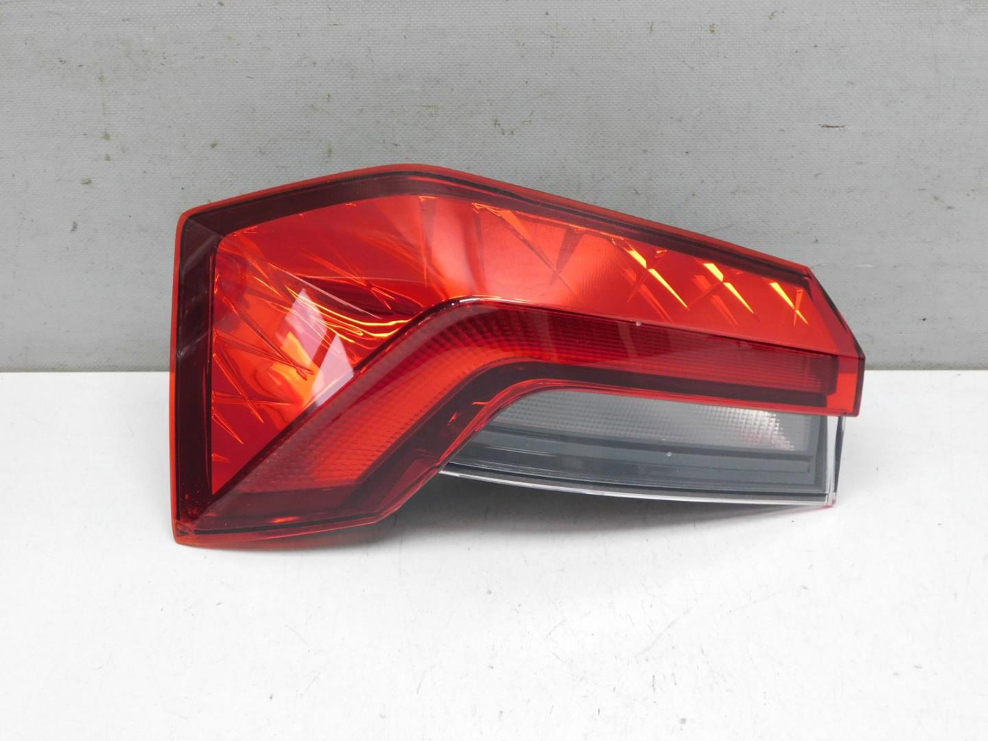 Фонарь задний наружный левый