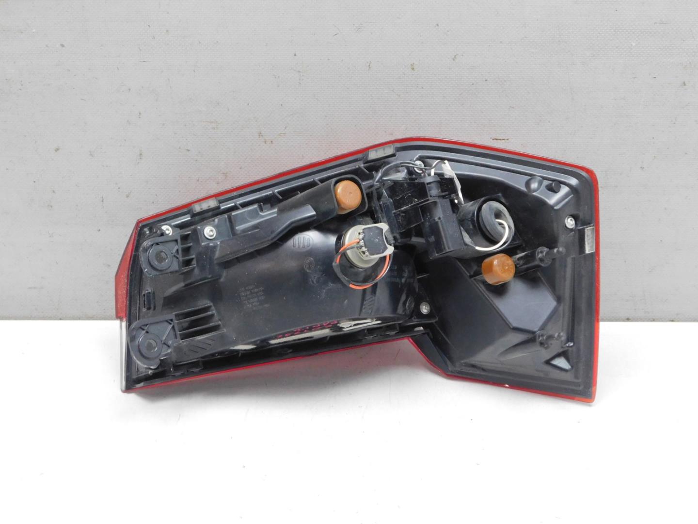 Фонарь задний наружный левый