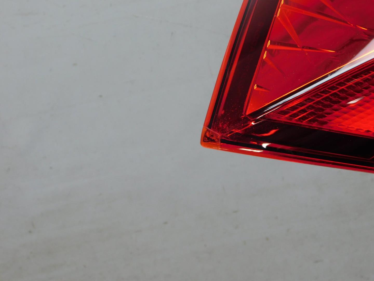 Фонарь задний наружный левый