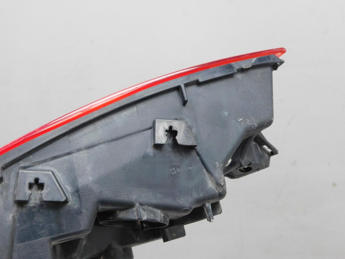 Фонарь задний наружный левый