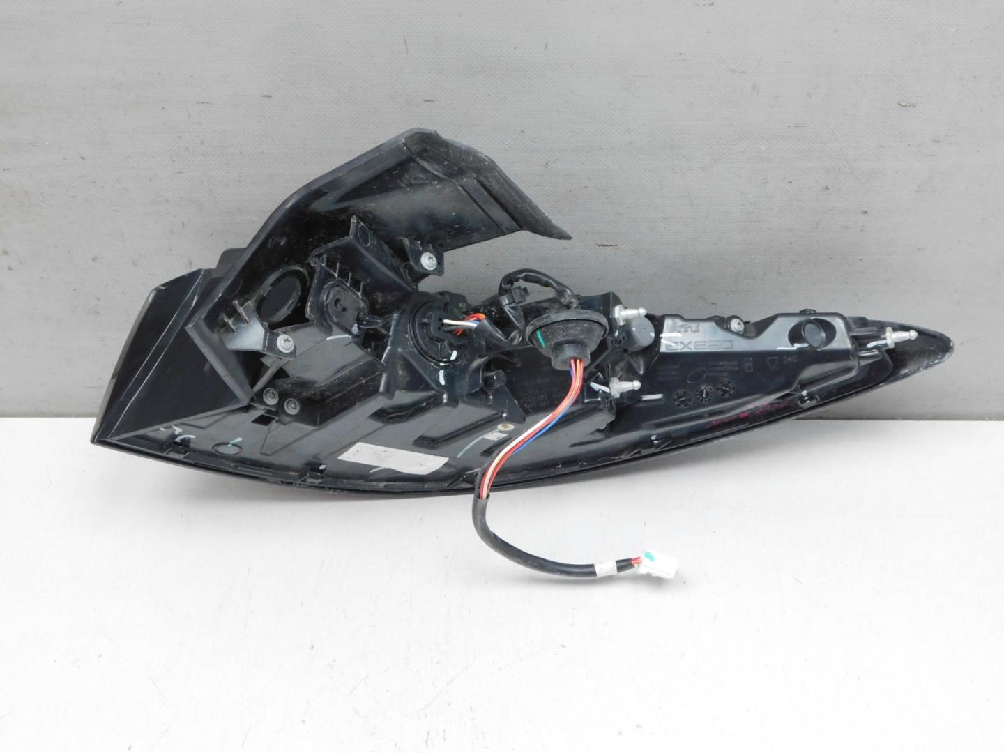 Фонарь задний наружный левый