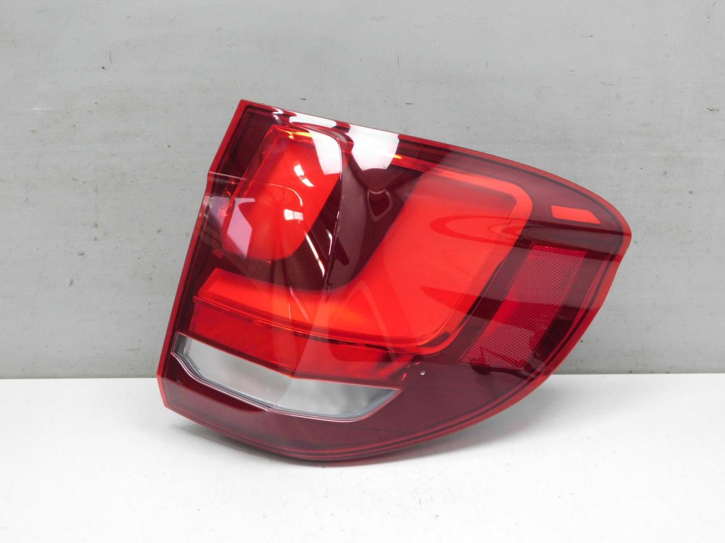 Фонарь задний наружный правый