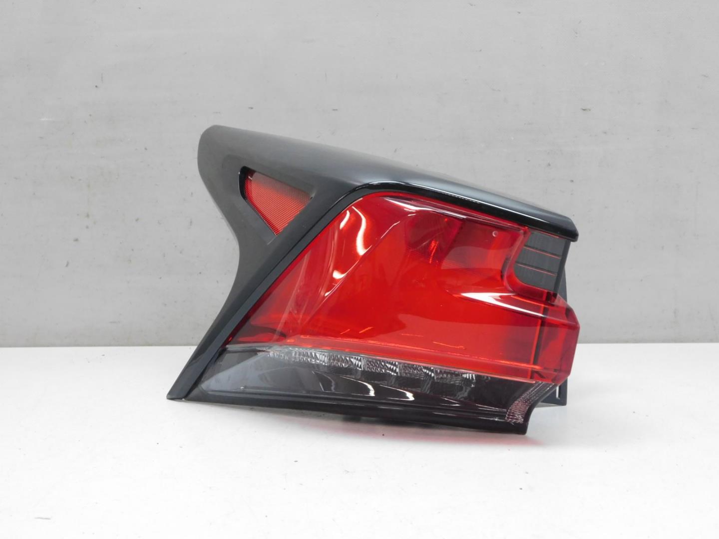 Фонарь задний наружный левый