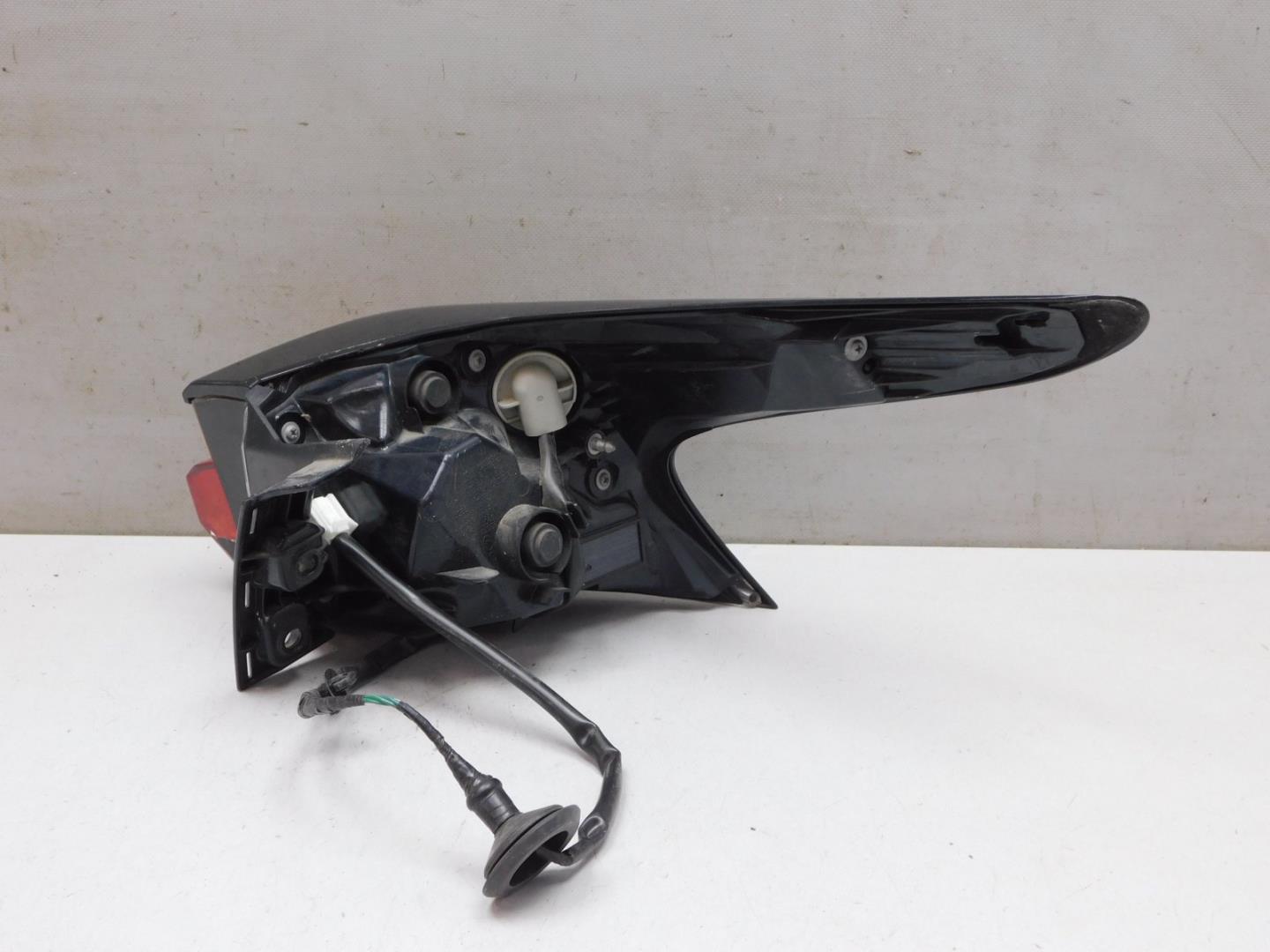 Фонарь задний наружный левый