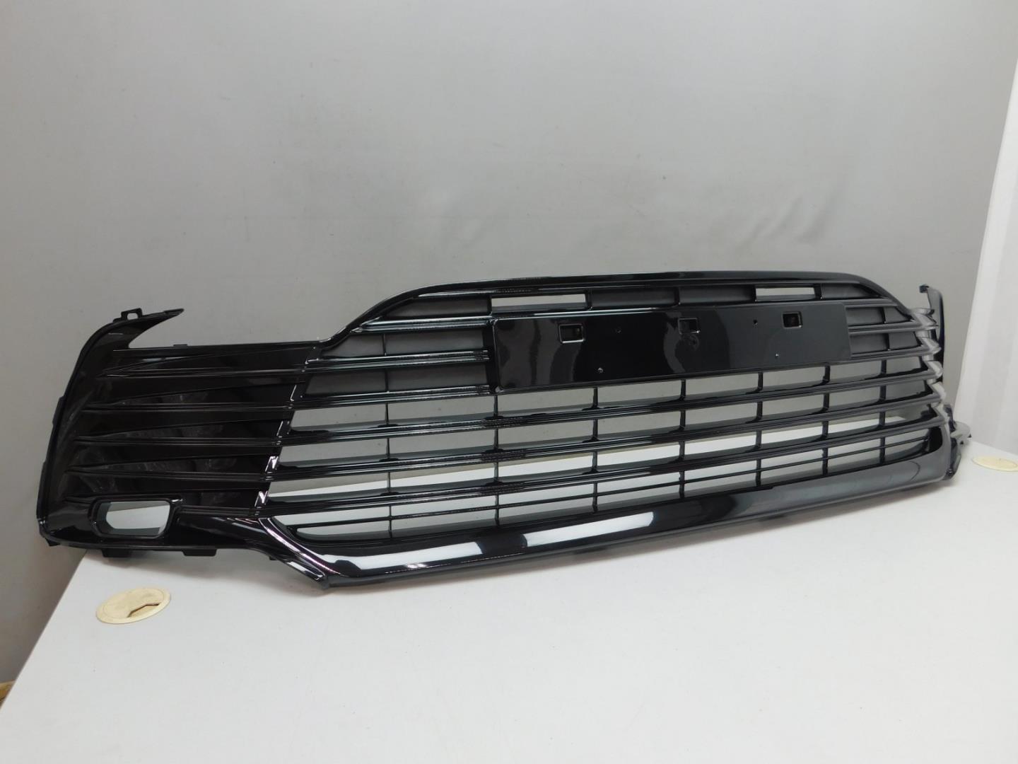 Решетка в бампер центральная