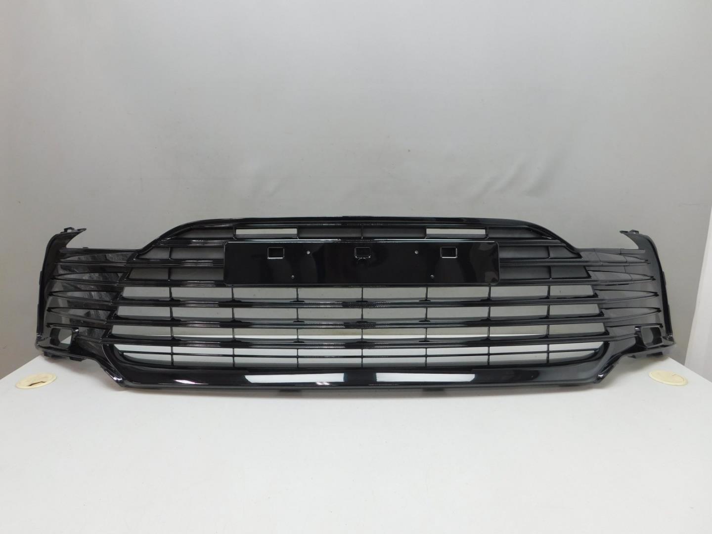 Решетка в бампер центральная