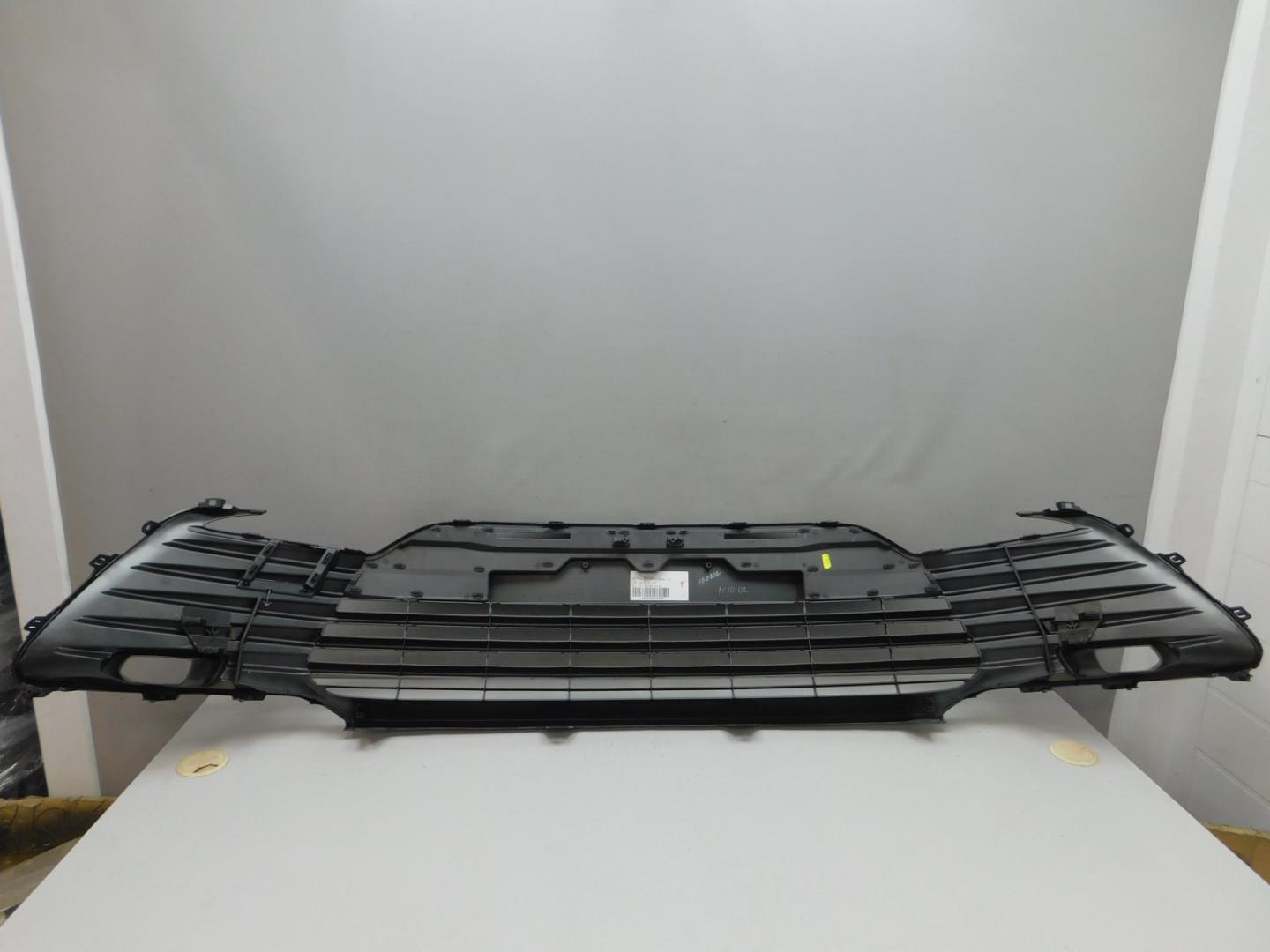 Решетка в бампер центральная