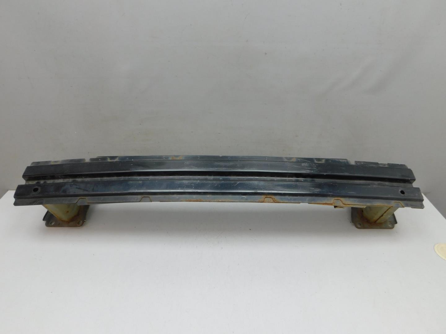 Усилитель переднего бампера