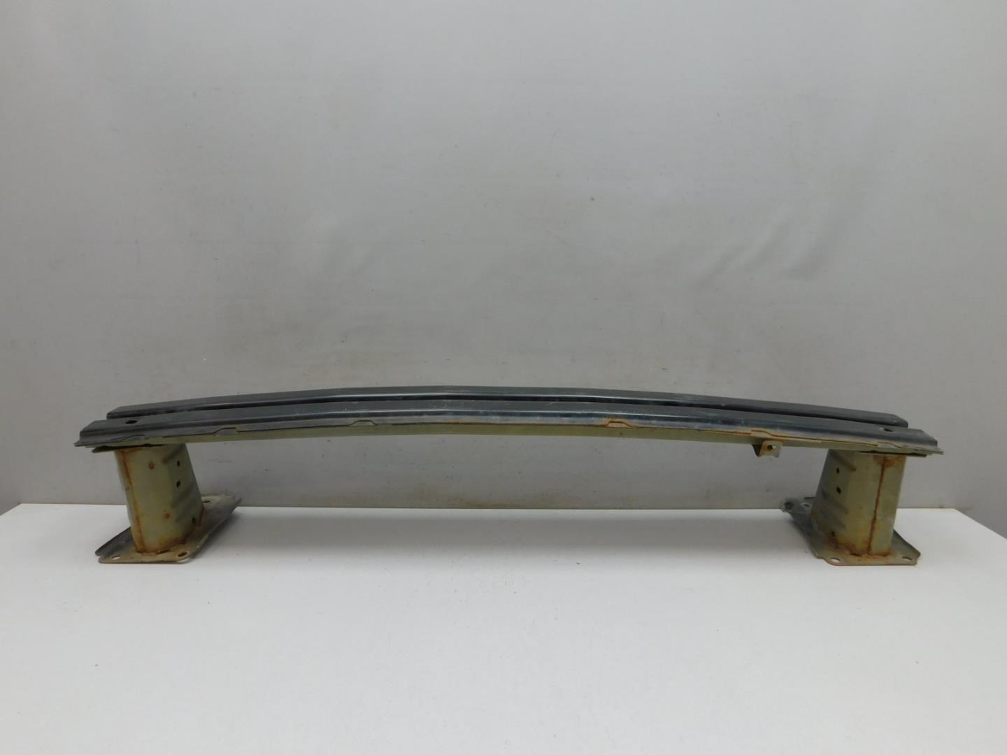 Усилитель переднего бампера