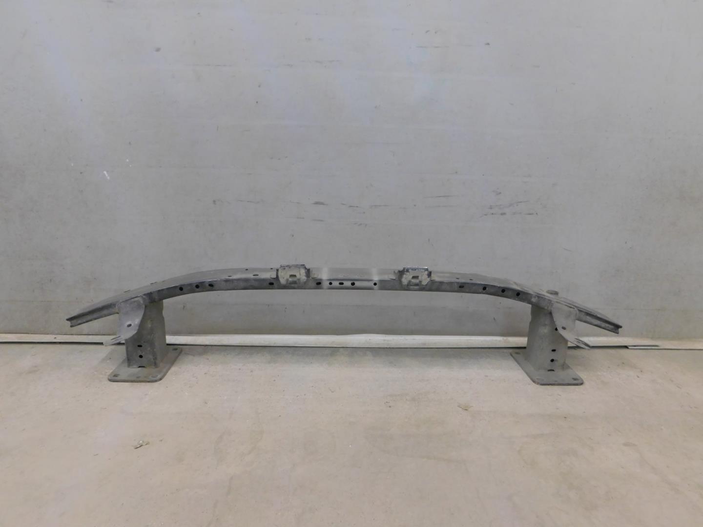 Усилитель переднего бампера