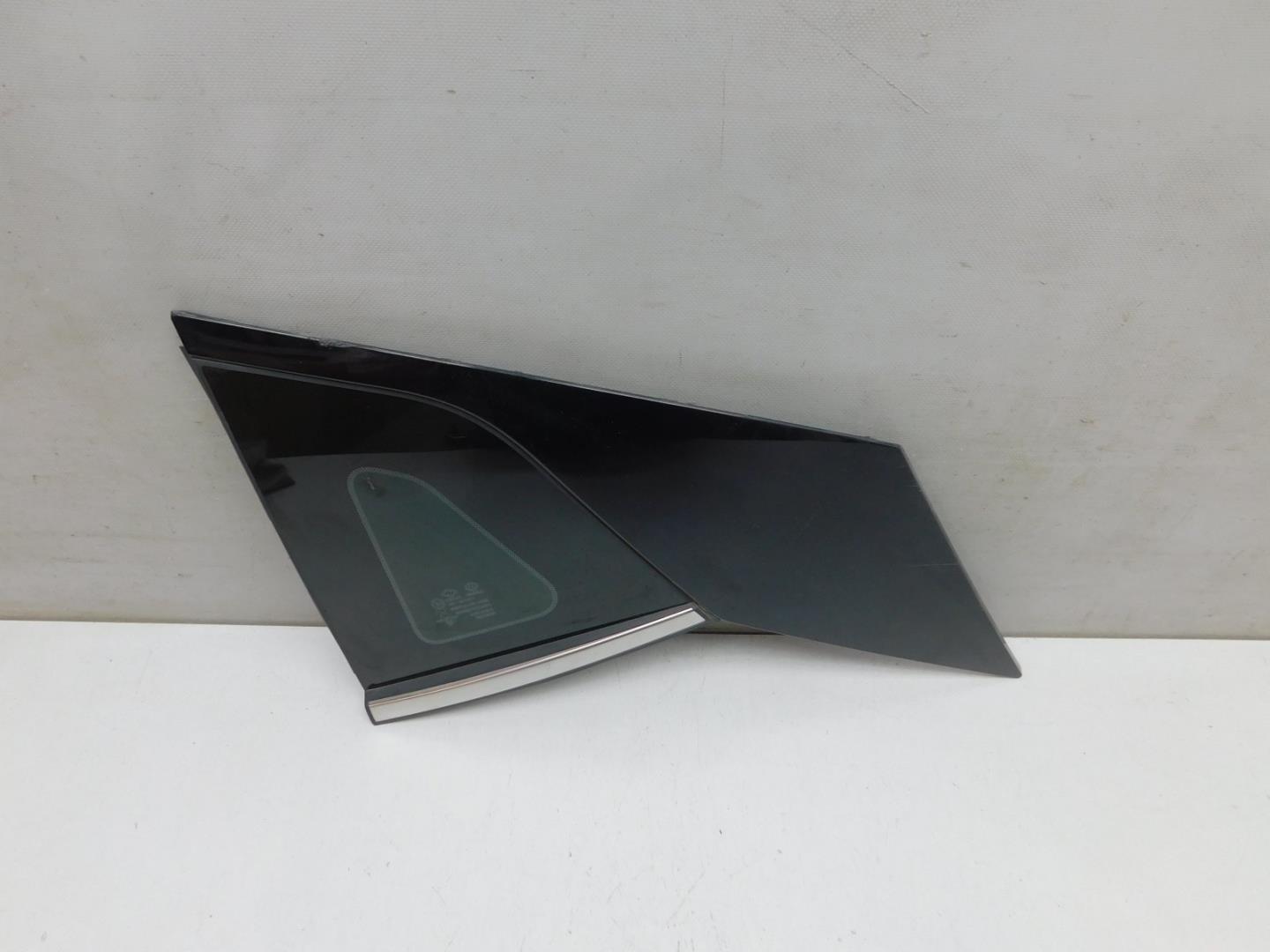 Стекло кузовное глухое левое