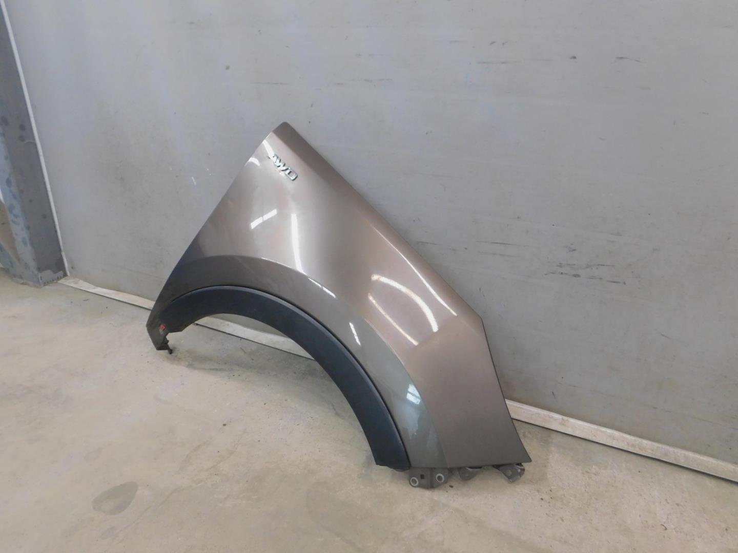 Крыло переднее правое