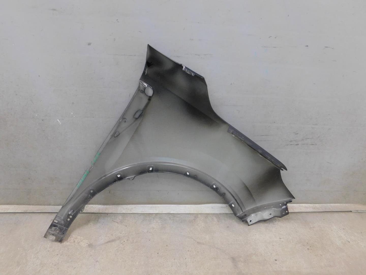 Крыло переднее левое