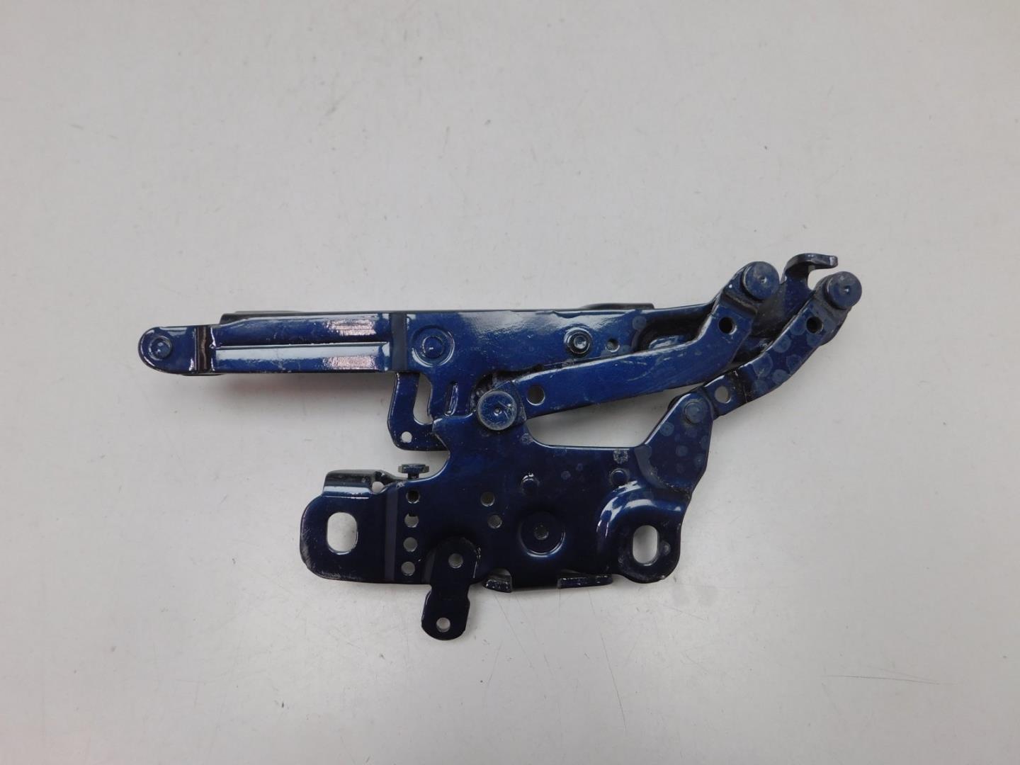 Петля капота левая