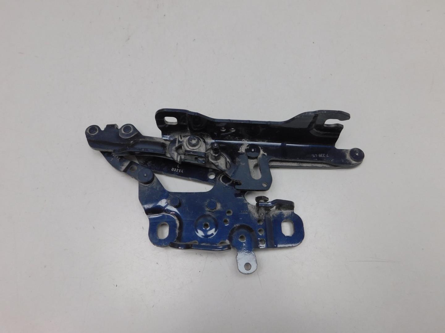 Петля капота левая