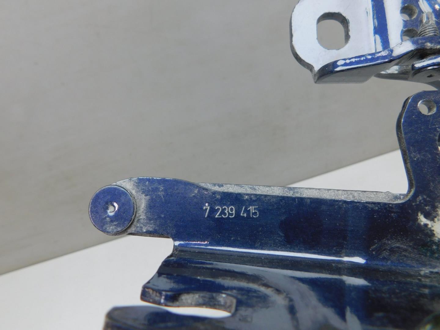 Петля капота левая