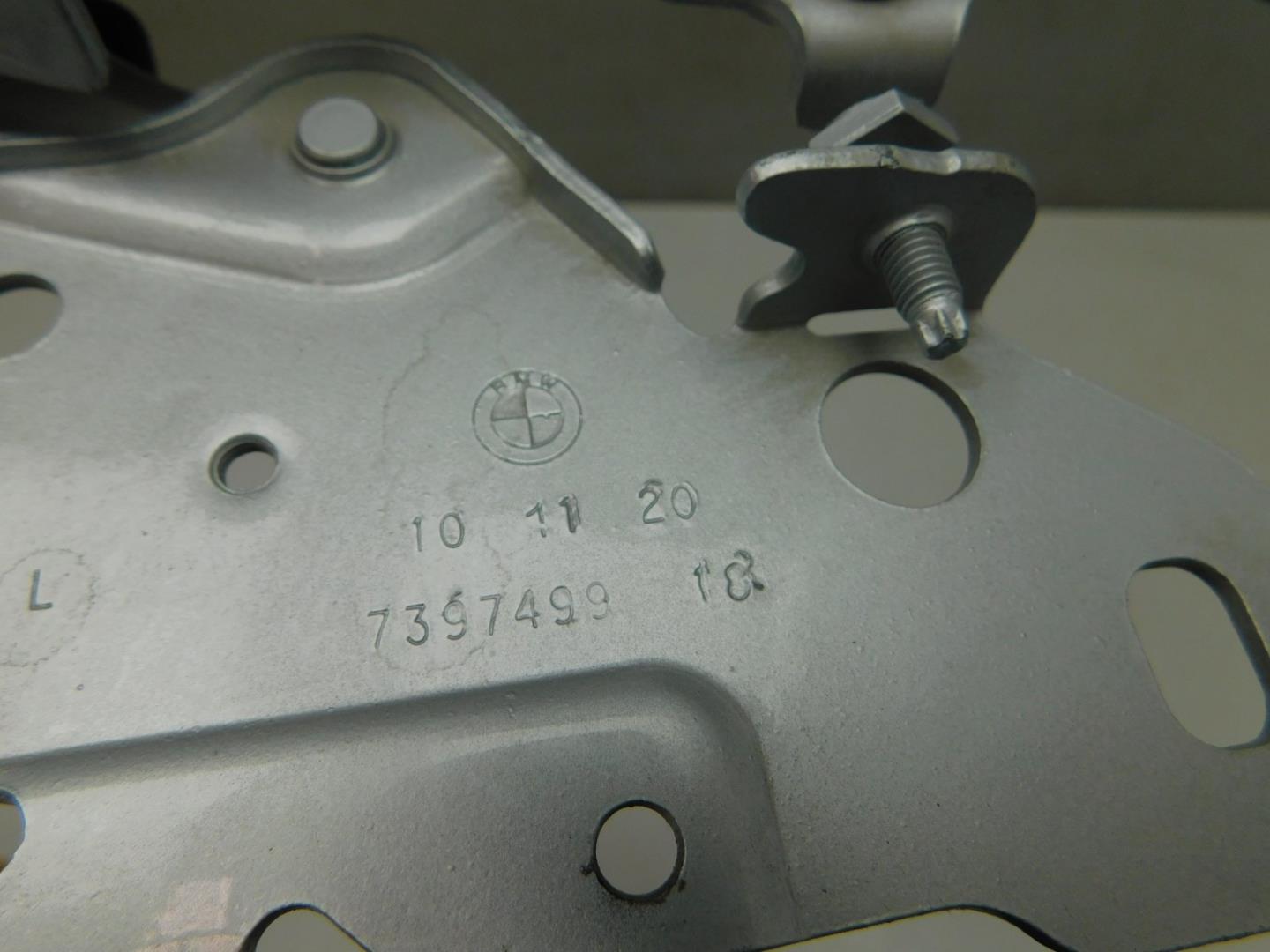 Петля капота левая