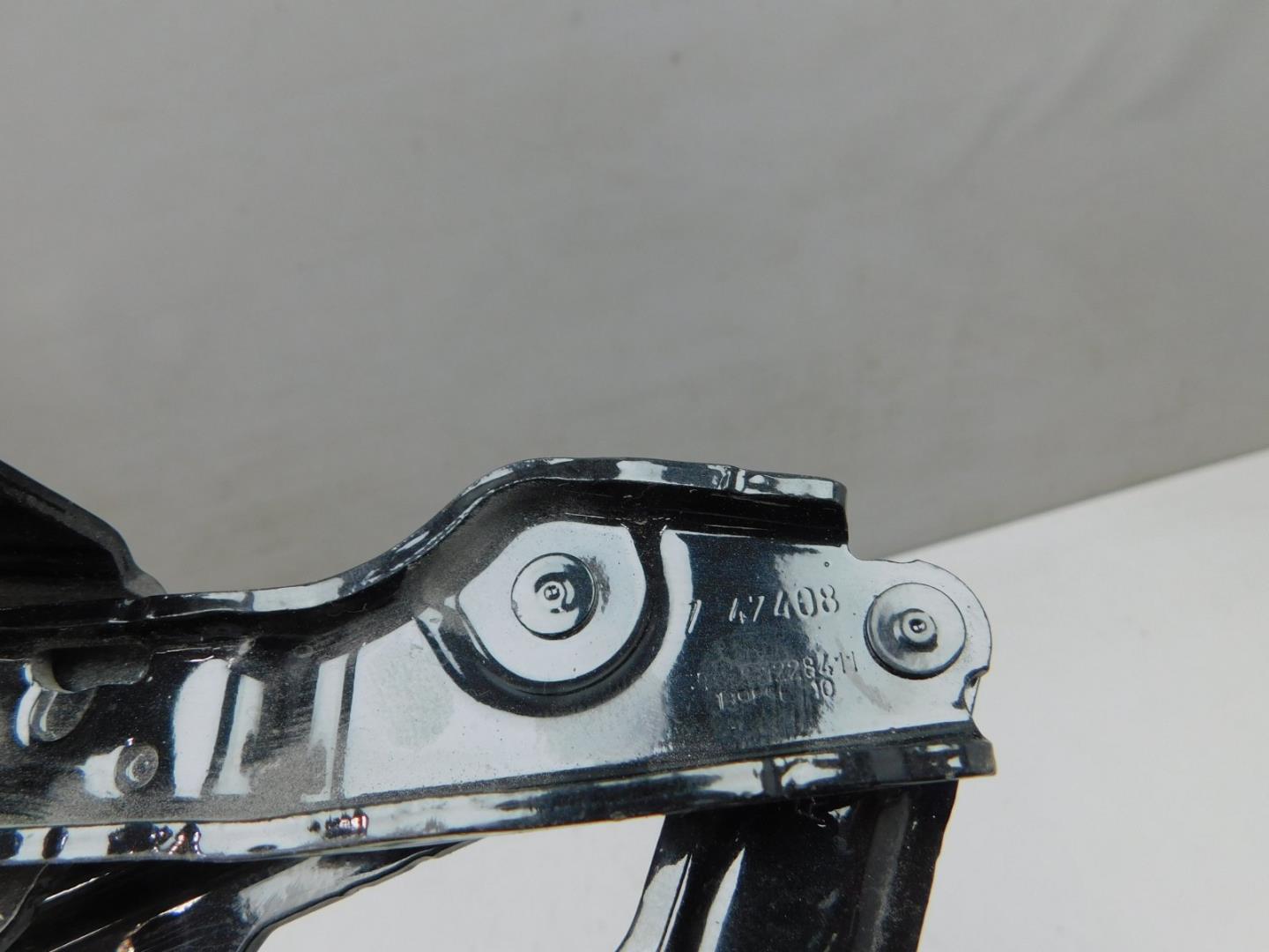 Петля капота правая