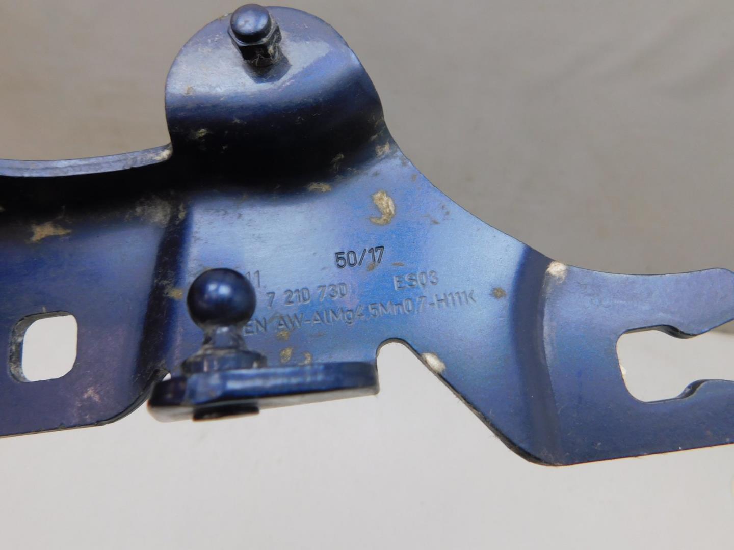 Петля капота правая