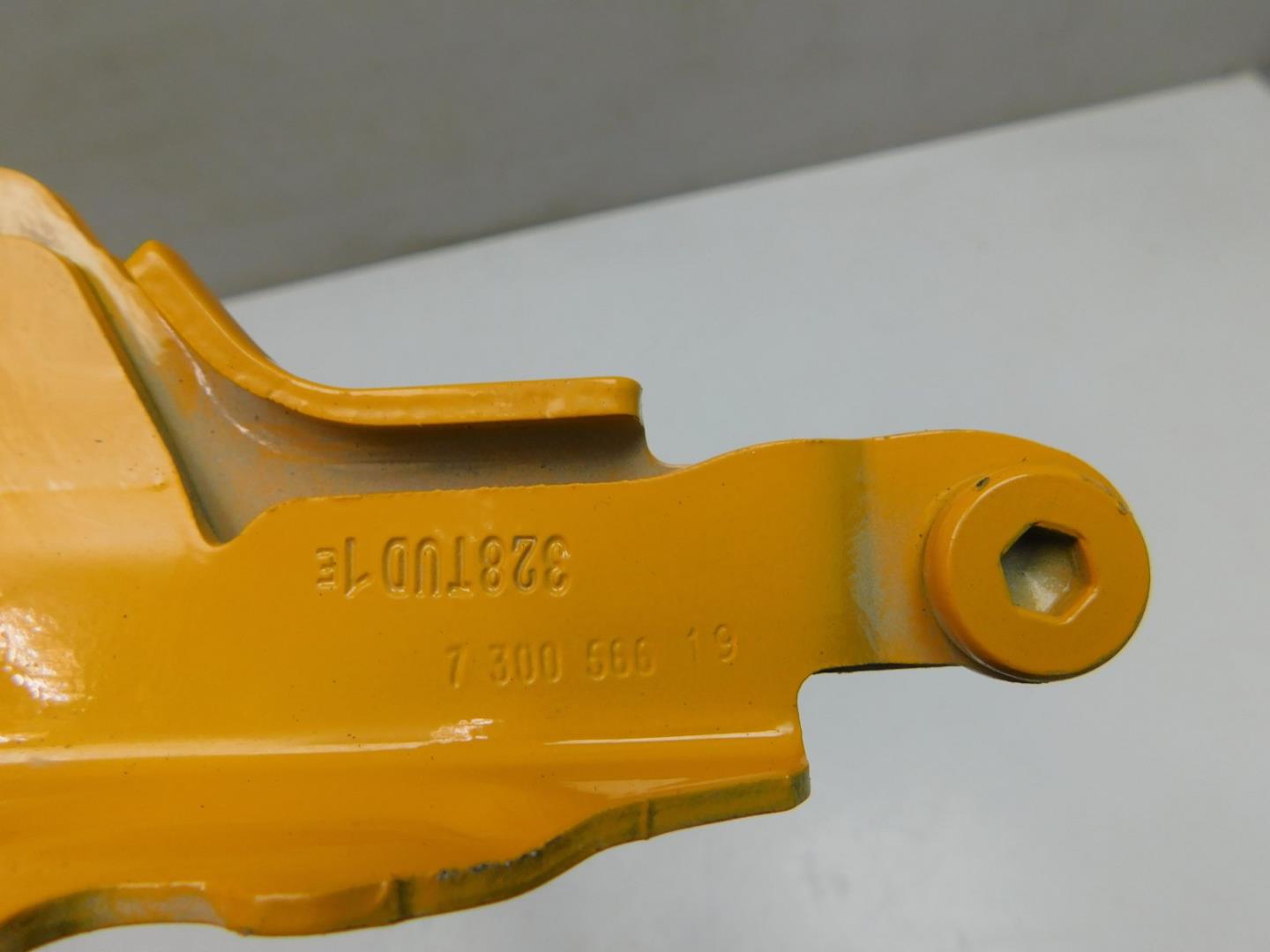 Петля капота правая